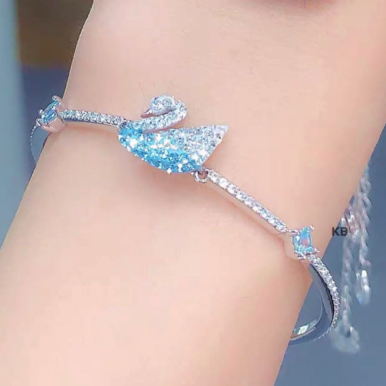 Amazing iconic swan bracelet - AmazingBaba